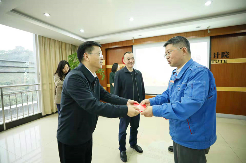 炭黑院黨委書記、總經(jīng)理王家貴榮獲自貢市總工會 “五一勞動獎章”